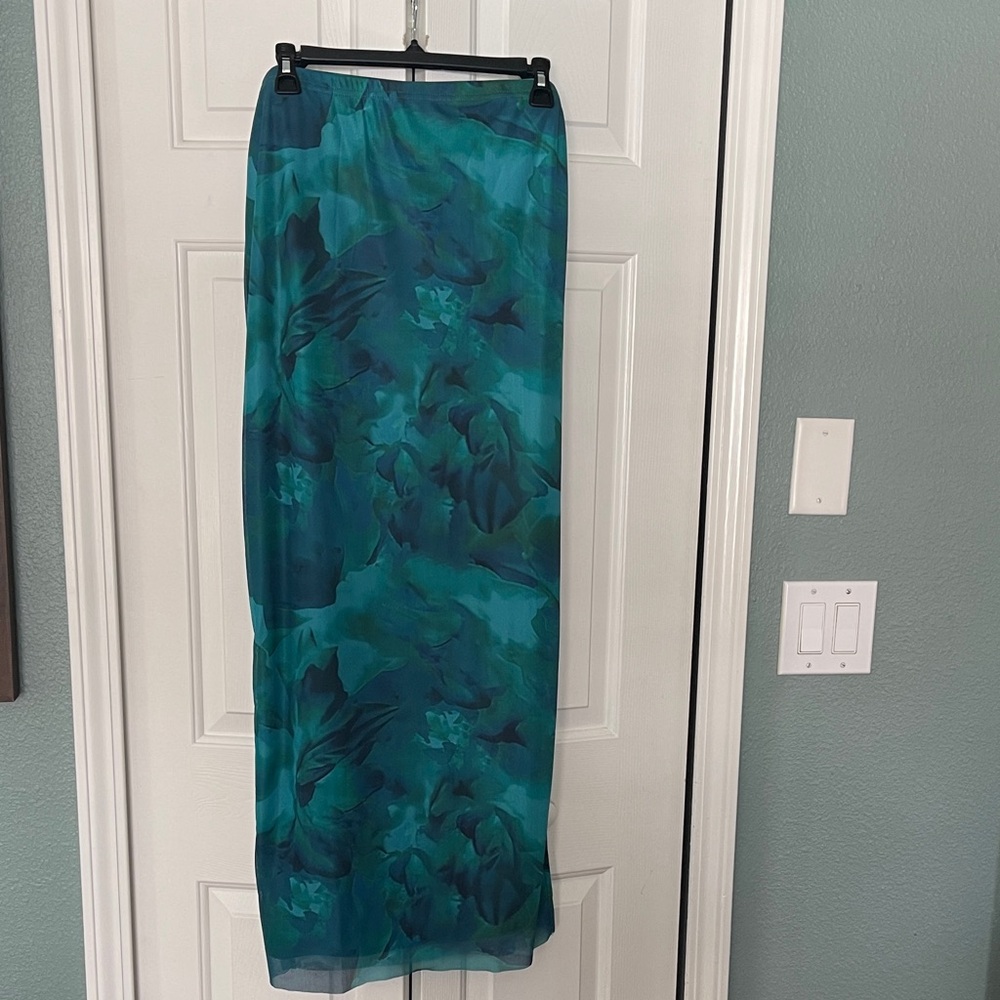 NWOT. Midi Tulle Skirt